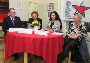 Kuvassa vasemmalta Juha-Pekka Väisänen, Anne Sabourin, Joennette Escanilla sekä SKP:n kansanedustajaehdokas Kerstin Tuomala.