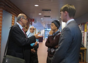 Keskiviikkona 28.9. suurlähettiläs luennoi yliopistolla kaupungin edustajien tapaamisen jälkeen. Kiinnostuneita opiskelijoita jäi puhumaan suurlähettilään kanssa vielä tilaisuuden jälkeenkin.